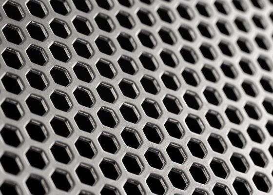 Panel logam perforasi tahan korosi tinggi dengan pola lubang yang berbeda untuk filtrasi industri