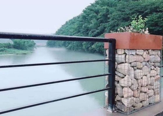 Jaring Kawat Las Tebal Digunakan sebagai Gabion Dekoratif dalam Konstruksi Lanskap
