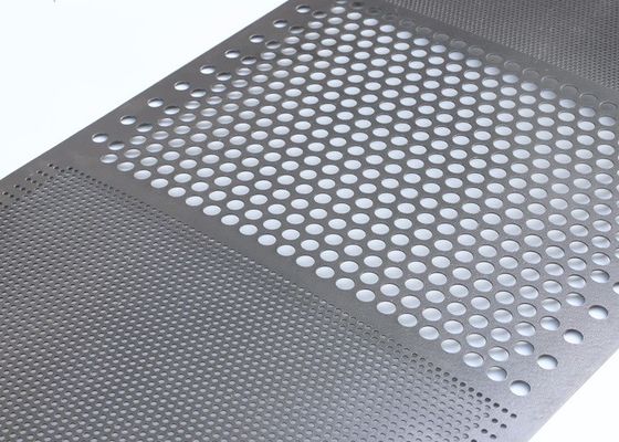0.7mm Putih Perforated Aluminium Sheet dengan lubang persegi untuk dekorasi