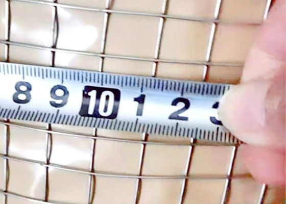 Elektro Galvanized Welded Wire Mesh dengan 50M roll panjang dan 0,5m lebar untuk kandang hewan